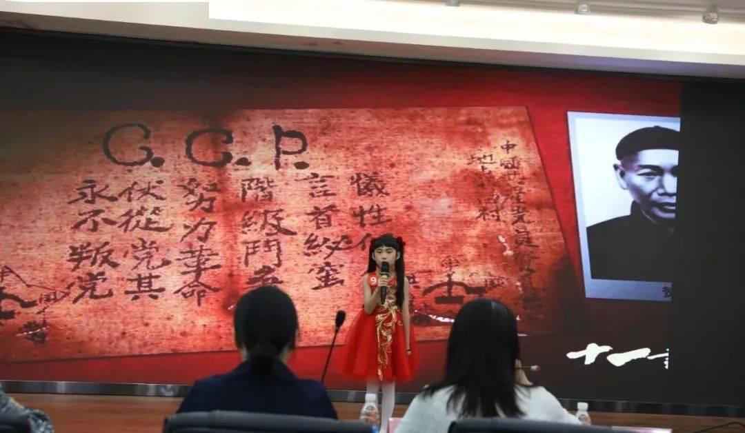 豆娃踢足球
