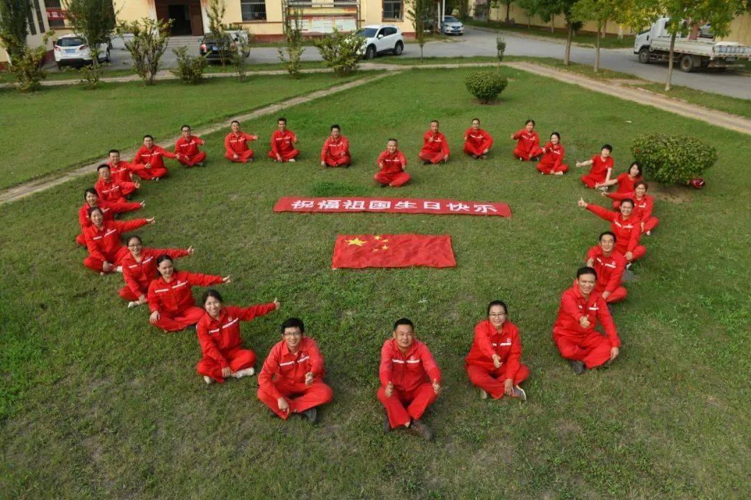 李湘退休后复出捞金,被质疑“缺钱”,王诗龄戴6万多项链跳舞