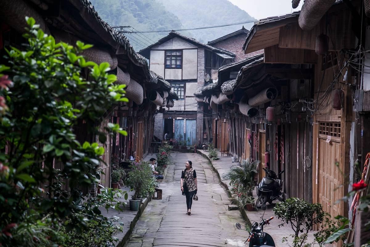退役女兵举行婚礼，曾经的战友着军装踢正步送她出嫁